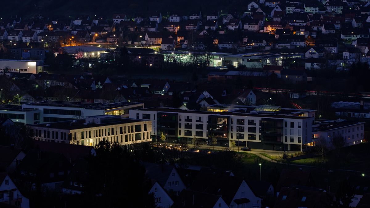 Čtyři děti se těžce zranily, když propadly střechou sportovní haly u Stuttgartu